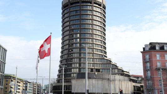 La torre della sede della Banca dei Regolamenti Internazionali (BRI) a Basilea, Svizzera, 18 marzo 2021. REUTERS/Arnd Wiegmann