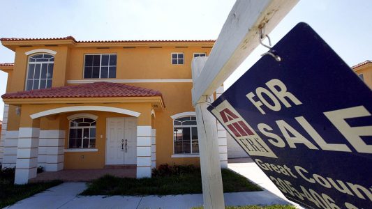 Crollano i mutui. Negli ultimi mesi, l'acquisto di una casa attraverso mutui bancari ha subito un drastico calo, a causa...
