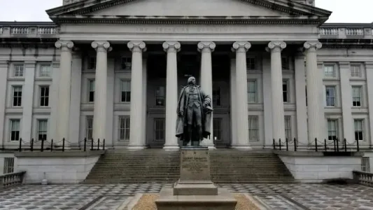 u.s._treasury_building_and_albert_gallatin_statue